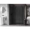Nowoczesna łazienka z ciemną ścianką prysznicową typu walk-in, wykończoną w stylu gun metal, oraz dużą, wolnostojącą wanną. Na ścianie znajduje się okrągłe lustro, a obok umywalka z czarną baterią i ręcznikiem.