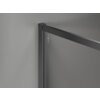 Zbliżenie na fragment ścianki prysznicowej z metalową ramką w kolorze gun metal, z widocznym logo "MEXEN" na pionowym profilu. Ścianka jest przezroczysta, a tło jest szare.