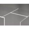 Na zdjęciu widoczna jest biała ścianka prysznicowa z ramką, wykonana z przezroczystego szkła, z metalowymi elementami konstrukcyjnymi. Produkt ma minimalistyczny design i jest umieszczony na szarym tle.