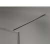 Na zdjęciu widoczna jest ścianka prysznicowa z metalową ramką i wspornikiem, zamontowana na gładkiej, szarej ścianie. Produkt ma nowoczesny design i wykończenie w kolorze gun metal.