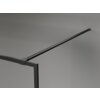 Czarna ścianka prysznicowa z ramką i wspornikiem zamontowana na szarej ścianie. Produkt ma minimalistyczny design i matowe wykończenie.