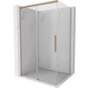 Przesuwana kabina prysznicowa o wymiarach 130 x 85 cm z transparentnym szkłem i elementami w kolorze miedzi szczotkowanej, umieszczona na tle ścian z jasnego marmuru. Produkt ma prostokątny kształt i wyposażony jest w pionowy uchwyt.