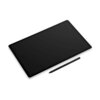 Na zdjęciu widoczny jest czarny tablet graficzny z dużym ekranem, obok którego leży rysik. Produkt ma cienką ramkę i nowoczesny design.