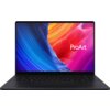 Na zdjęciu znajduje się laptop z wyświetlaczem OLED, na którym widoczna jest kolorowa grafika z napisem "ProArt". Klawiatura jest czarna, a obudowa ma nowoczesny design.