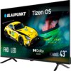Na zdjęciu widoczny jest telewizor z wyświetlonym obrazem samochodu wyścigowego oraz twarzy kierowcy w kasku, z tekstem: "BLAUPUNKT", "Tizen OS", "IRON LYNX MOTORSPORT LAB", "FHD | LED", "Dolby AUDIO", "Series FCT6000S 43"".