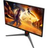 Monitor o przekątnej 31,5 cala z wyświetlaczem przedstawiającym scenę z gry w stylu fantasy, z postaciami w zbrojach i tłem przypominającym pustynne miasto. Na dolnej ramce monitora widoczne jest logo "AOC".