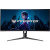 Curved monitor z wyświetlaczem przedstawiającym futurystyczną grafikę z postacią i napis "PREDATOR" na środku. Monitor stoi na solidnej podstawie, a na ramce widoczne jest logo "Predator".