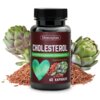Czarne opakowanie suplementu diety z etykietą "Skoczylas CHOLESTEROL prawidłowy poziom cholesterolu Suplement diety 60 kapsułek" otoczone jest karczochami i nasionami lnu. Na etykiecie widoczne jest zielone serce oraz ilustracja karczocha.