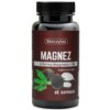 Czarne opakowanie suplementu diety z etykietą w kolorze bordowym, na której widnieje napis "Skoczylas MAGNEZ 4 formy magnezu + B6 Suplement diety 60 KAPSUŁEK". Na etykiecie znajdują się również ilustracje czarnej rzepy, liści oraz białych tabletek.