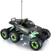 Na zdjęciu znajduje się zdalnie sterowany samochód terenowy z sześcioma dużymi kołami, w kolorze czarnym z zielonymi akcentami. Na boku pojazdu widoczny jest napis "Rock Crawler 6X6".