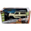 Opakowanie zdalnie sterowanego samochodu terenowego w kolorze beżowym z czarnymi elementami, z widocznymi napisami: "Maisto Tech RC", "24 GHz Frequency", "XTR Extreme Turning Ratio", "All Function Control", "Offroad Series", "Land Rover Defender", "Victory 4x4", "Toys Tires", oraz informacjami o bateriach: "2 x AA", "3 x AA", "Battery Rechargeable Included". Produkt przeznaczony dla dzieci od 8 lat.
