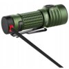Zielona latarka z teksturowanym uchwytem i klipsem, z widocznym napisem "Baton Turbo OD Green". Na końcu latarki znajduje się czarny element z czerwonym akcentem oraz logo "Olight".