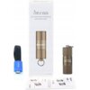 Na zdjęciu znajduje się piaskowa latarka OLIGHT I1R 2 EOS, opakowanie z napisem "I1R 2 EOS ALL-IN-ONE RECHARGEABLE KEYCHAIN LIGHT", niebieski kabel z logo OLIGHT oraz instrukcja obsługi. Latarka ma metaliczny wygląd i jest wyposażona w kółko do kluczy.