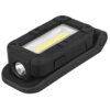 Na zdjęciu znajduje się czarna latarka z prostokątnym panelem świetlnym i okrągłym reflektorem. Na boku latarki widoczny jest napis "INPUT" oraz symbol USB.