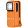 Pomarańczowa latarka z klipsem, z widocznym logo "OLIGHT" na obudowie. Na boku znajduje się port USB z symbolem.