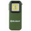 Zielona latarka z prostokątną obudową, na której widnieje logo "OLIGHT". W górnej części znajduje się okrągłe źródło światła otoczone żółtym pierścieniem.