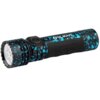 Latarka z czarną obudową ozdobioną niebieskimi plamkami, posiada widoczny przycisk oraz napisy "Olight" i "Seeker 4 pro". Głowica latarki ma przezroczystą soczewkę.