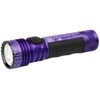 Fioletowa latarka z czarnym uchwytem, ozdobiona wzorami przypominającymi obwody elektroniczne, z widocznym napisem "OLIGHT" oraz "Seeker 4 Pro". Na obudowie znajduje się również symbol słońca obok przycisku.