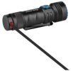 Czarna latarka z niebieskim przyciskiem i klipsem, z widocznym napisem "OLIGHT Seeker 4 Mini NW QL002567". Z boku latarki podłączony jest czarny kabel.