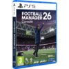 Okładka gry "Football Manager 26 Console" na PS5 przedstawia osobę na stadionie piłkarskim z uniesionymi rękami, a w tle widoczna jest publiczność i fragment meczu. Na dole znajdują się logotypy: Sports Interactive, SEGA, Premier League, EFL, Barclays WSL, Barclays WSL2 oraz oznaczenie wiekowe 3.