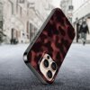 Brązowe etui z wzorem przypominającym kamuflaż, przeznaczone do telefonu z trzema obiektywami aparatu, widoczne na tle rozmytej ulicy. Na etui znajduje się napis "Lamano".