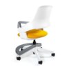 Na zdjęciu znajduje się ergonomiczny fotel dla dziecka z białym oparciem i żółtym siedziskiem, osadzony na pięcioramiennej podstawie z kółkami. Fotel ma szare podłokietniki i elementy konstrukcyjne.