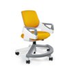 Ergonomiczny fotel dla dziecka w kolorze biało-żółtym z tkaniny, posiada szare podłokietniki i podstawę na kółkach. Siedzisko i oparcie są wyściełane żółtym materiałem, a konstrukcja jest biała z szarymi akcentami.