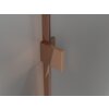 Przedstawiony jest fragment parawanu nawannowego z przezroczystego szkła, z elementami w kolorze różowego złota. Widoczny jest metalowy uchwyt oraz część konstrukcji mocującej.