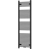 Czarny grzejnik łazienkowy o wymiarach 1500 x 500 mm z poziomymi, równomiernie rozmieszczonymi rurkami. Produkt ma nowoczesny design i jest przeznaczony do montażu na ścianie.