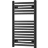 Czarny grzejnik łazienkowy o wymiarach 800 x 500 mm z poziomymi, równomiernie rozmieszczonymi rurkami. Produkt ma prosty, nowoczesny design i jest wyposażony w cztery uchwyty montażowe.