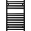 Czarny grzejnik łazienkowy o prostokątnym kształcie, zbudowany z poziomych, równoległych rurek, zamocowanych pomiędzy dwoma pionowymi belkami. Produkt ma minimalistyczny design i jest przeznaczony do montażu na ścianie.