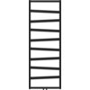 Czarny, dekoracyjny grzejnik łazienkowy o wymiarach 1430 x 530 mm z siedmioma poziomymi, skośnymi rurkami. Produkt ma nowoczesny design i jest przeznaczony do montażu w łazience.