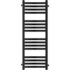Czarny grzejnik łazienkowy o prostokątnym kształcie, zbudowany z poziomych, równomiernie rozmieszczonych rurek. Produkt ma nowoczesny design i jest przeznaczony do montażu na ścianie.