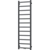 Na zdjęciu znajduje się antracytowy grzejnik łazienkowy o prostokątnym kształcie, zbudowany z pionowych i poziomych rur. Produkt ma wymiary 1500 x 500 mm i moc 389 W.