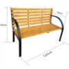 Na zdjęciu znajduje się ławka ogrodowa wykonana z lakierowanego drewna z metalowymi nogami, o wymiarach: szerokość 122 cm, wysokość 82 cm, głębokość 58 cm. Ławka ma prosty, nowoczesny design z poziomymi drewnianymi listwami i czarnymi, zakrzywionymi podłokietnikami.