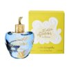 Na zdjęciu widoczna jest niebieska butelka perfum o kształcie przypominającym jabłko, z złotym napisem "Lolita Lempicka Le Parfum" oraz złotym korkiem. W tle znajduje się żółte pudełko z białym ornamentem i napisem "Lolita Lempicka Le Parfum" oraz informacją o pojemności "50 ml" i "1.7 FL.OZ.".