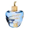 Niebieski flakon perfum w kształcie jabłka z ozdobnym złotym korkiem, na którym widnieje wygrawerowane serce. Na butelce znajduje się złoty napis "Lolita Lempicka Le Parfum".