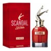 Czerwone opakowanie z napisem "SCANDAL Jean Paul Gaultier" oraz flakon perfum z metaliczną zakrętką w kształcie nóg, z etykietą "SCANDAL". Na opakowaniu widnieje również napis "LE PARFUM" oraz informacja o pojemności 80 ml.