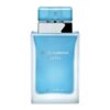 Prostokątna butelka perfum o niebieskim zabarwieniu z przezroczystym korkiem, na której widnieje napis "DOLCE & GABBANA light blue eau intense". Produkt to woda perfumowana o pojemności 50 ml.