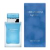 Na zdjęciu widoczna jest niebieska butelka perfum oraz pasujące do niej opakowanie. Na obu znajduje się napis: "DOLCE & GABBANA light blue eau intense 50 ml e 1.6 FL.OZ".