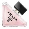 Trójkątna butelka perfum z różowym płynem, z czarnym, prostokątnym korkiem. Na butelce widnieje napis: "VIRTUAL FLOWER PRADA MILANO DAL 1913".