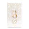 Na zdjęciu znajduje się pudełko perfum z napisem "Yara" oraz "Moi" w okręgu, a także "Eau de Parfum Natural Spray 100ml 3.4 FL.OZ." na jasnym tle z delikatnym wzorem roślinnym. Na dole widoczny jest napis "Lattafa".