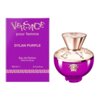 Fioletowe opakowanie z napisem "Versace pour femme DYLAN PURPLE Eau de Parfum Natural Spray 100 ml e 3.4 us fl. oz." obok fioletowego flakonu perfum z ozdobnym złotym korkiem.