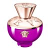 Fioletowy flakon perfum o zaokrąglonym kształcie z metalicznym złotym korkiem, na którym widnieje napis "DYLAN PURPLE". Na złotej części flakonu znajdują się ozdobne elementy, a na fioletowej powierzchni widoczny jest emblemat z głową Meduzy.