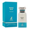 Na zdjęciu znajduje się niebieskie opakowanie oraz flakon perfum z napisem "PACIFIC BLUE EAU DE PARFUM". Na opakowaniu widnieje logo z jeleniem oraz napis "MAISON ALHAMBRA", a poniżej "VAPORISATEUR - NATURAL SPRAY 80ml.e 2.7 FL.OZ".