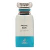 Butelka perfum o nazwie "Pacific Blue" z napisem "EAU DE PARFUM" na przezroczystym tle, z niebieską dolną częścią i srebrnym korkiem. Na dole widoczne jest logo z napisem "MAISON ALHAMBRA".