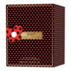 Czarne opakowanie z czerwonymi kropkami, ozdobione złotym prostokątem z napisem "DOT MARC JACOBS". Na dole widnieje tekst: "EAU DE PARFUM SPRAY EAU DE PARFUM VAPORISATEUR 100 ml e 3.3 FL OZ".