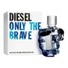 Na zdjęciu widoczna jest butelka perfum w kształcie zaciśniętej pięści oraz pudełko z napisem "DIESEL ONLY THE BRAVE". Na dole pudełka znajduje się tekst: "EAU DE TOILETTE POUR HOMME VAPORISATEUR NATURAL SPRAY".