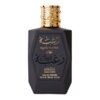 Czarny, sześciokątny flakon perfum z ozdobnym złotym korkiem, na którym widnieje napis: "Raghba For Man Limited Edition, EAU DE PARFUM 100 ml e 80% Vol. 3.4 fl. oz." oraz tekst w języku arabskim.