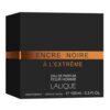 Czarne opakowanie perfum z pomarańczowym paskiem, na którym widnieje napis "ENCRE NOIRE À L'EXTRÊME". Poniżej znajduje się tekst: "EAU DE PARFUM POUR HOMME LALIQUE, vaporisateur - natural spray, e 100 ml - 3.3 Fl. Oz.".